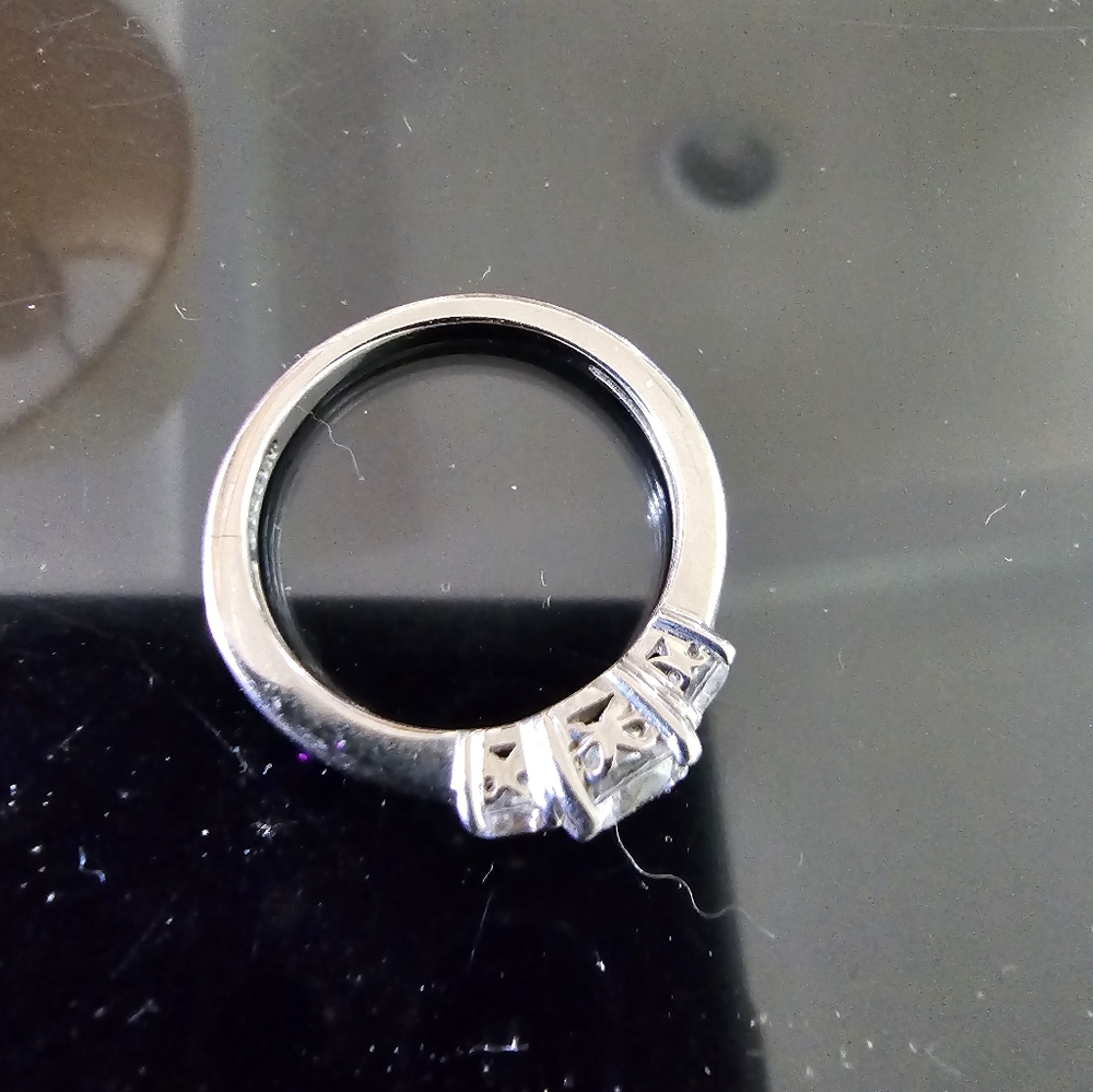 3 stone ring - Picture 3 of 3